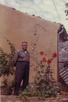 Ernest et ses rosiers  Aullne en 1963