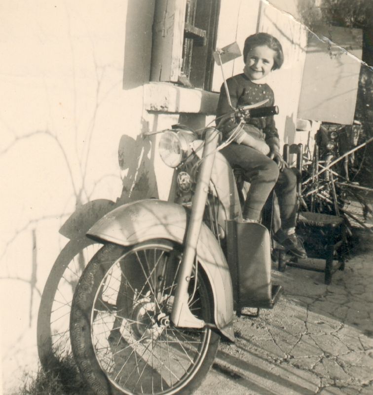 Marie-Paule  5 ou 6 ans, Aullne, la moto tait  Roger ou  Georges, annes 1952/53