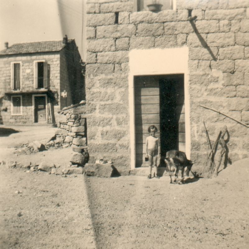 Marie-Paule devant la porte de Michalina di 