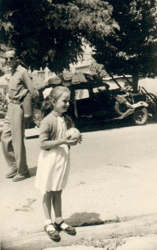 Marie-Paule  Monacia, 6 ou 7 ans, derrire c'est Jeannot 