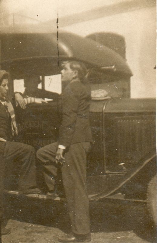 voiture de Michel Bacciochi, il fut le premier  faire le transport des gens de Monacia  Aullne. L'oncle Antoine de Marie-Ange Despras, le fils de Michel, dguisait sa voiture pour le carnaval et utilisait de la bouse de vache sche dans des botes en mtal de biscuits Petit-Lu pour faire la vapeur du bateau. 