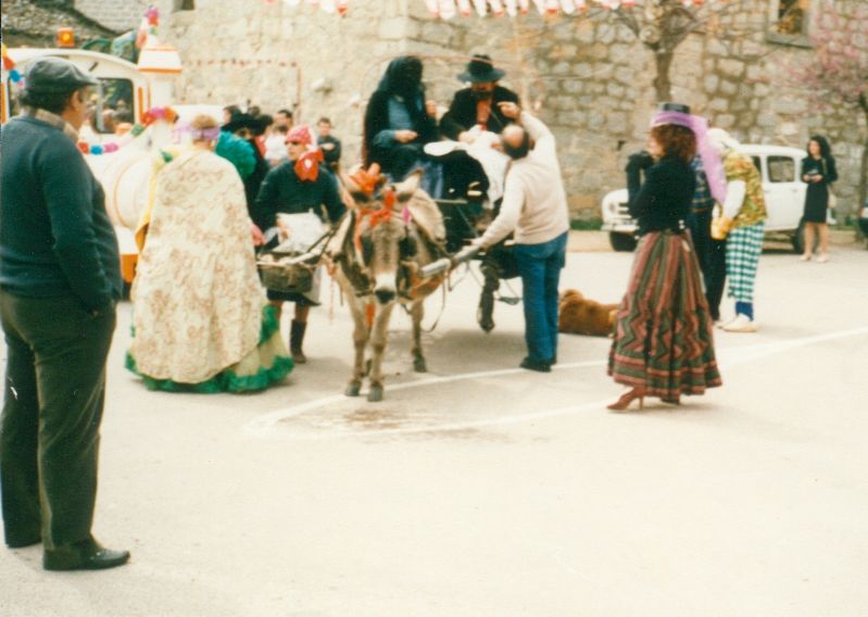 le carnaval de Monacia, 1986 (seconde dition du nouveau carnaval), _, Marie-Ange Despras de dos, Angle de 