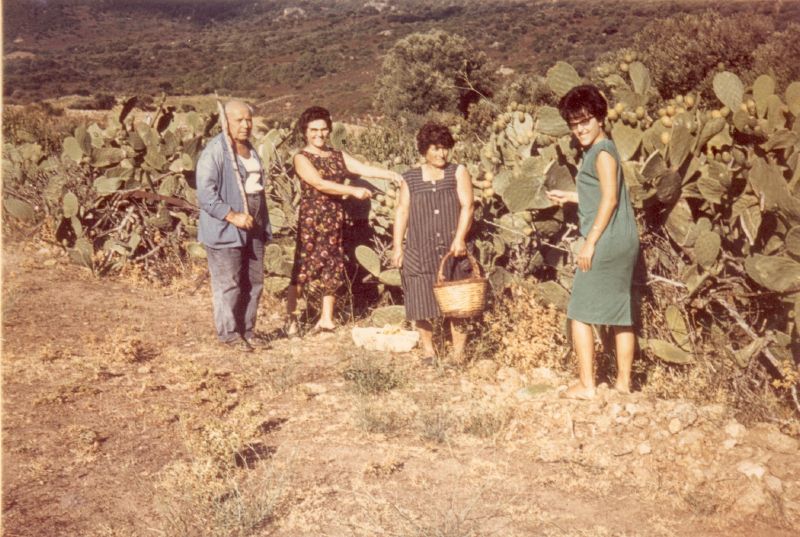 Antoine-Marie dans son jardin de Monacia avec Maryse, Antoinette et Jeanne, en aot 1966