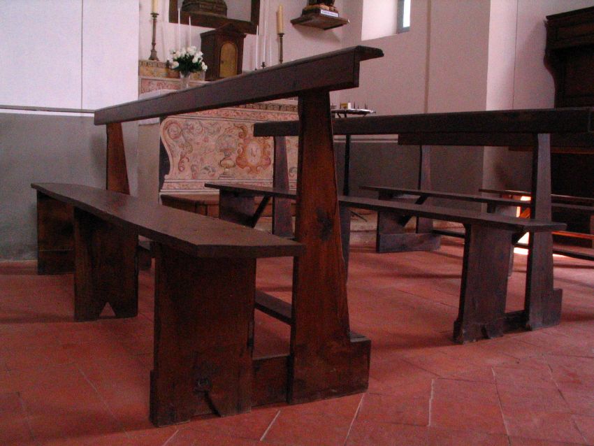 les bancs simples et modestes de l'glise d'Aullne