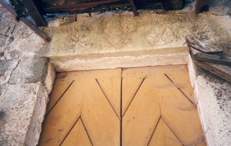 Aullène, porte d'entrée et linteau avec armoiries de la maison Chiaroni, 2003