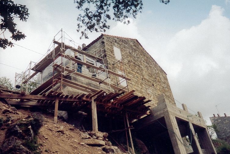 Pice construite avec un rang de pierres de granite tailles  la main