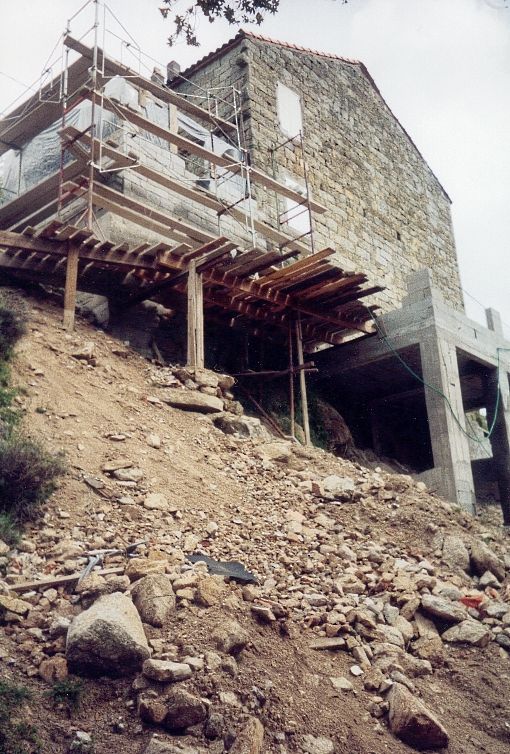 Pice construite avec un rang de pierres de granite tailles  la main