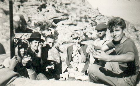  Cagna en 1955, de gauche  droite : Baptistine Lucchini (la soeur de Charles et de Jean Batti, les enfants de Pauline di U Pruneddu), Stpha Lucchini, le fils et la fille (Madeleine) d'une cousine (Antoinette) de Stpha, ziu Vincentu Lucchini et Charles Lucchini (le frre de Baptistine)